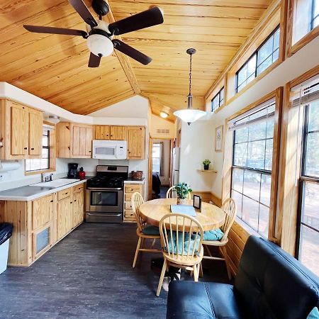 Sally'S Cabin Is A Quaint Two Bedroom Tiny Home Woodland Park Bagian luar foto