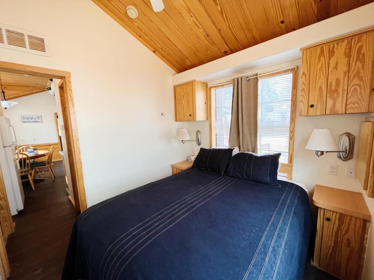 Sally'S Cabin Is A Quaint Two Bedroom Tiny Home Woodland Park Bagian luar foto