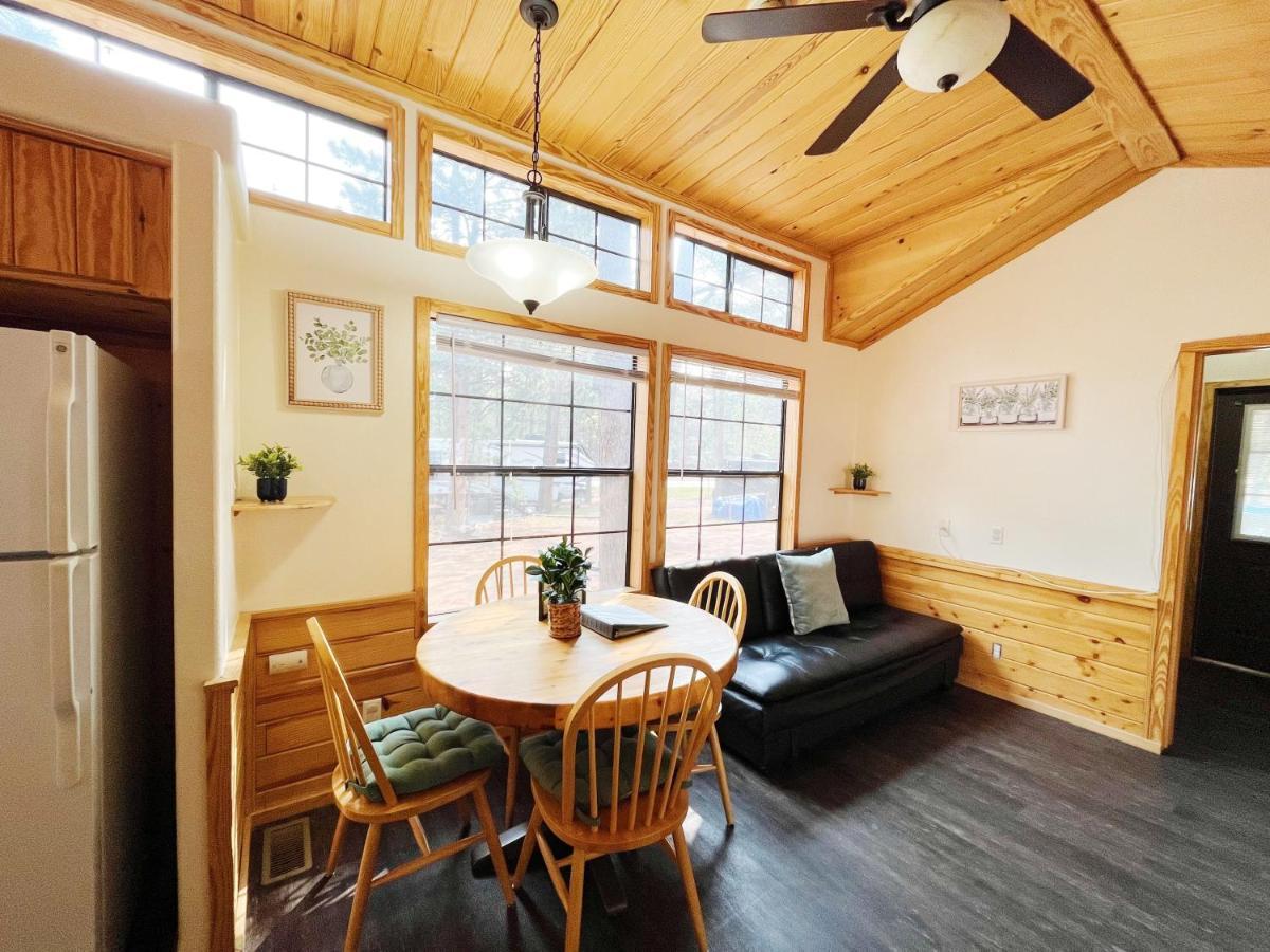 Sally'S Cabin Is A Quaint Two Bedroom Tiny Home Woodland Park Bagian luar foto