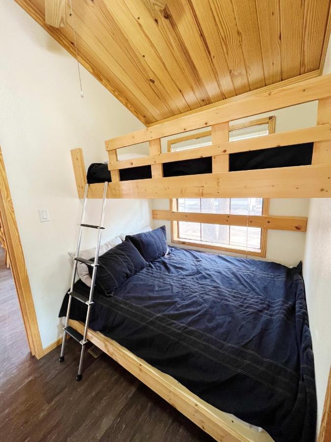 Sally'S Cabin Is A Quaint Two Bedroom Tiny Home Woodland Park Bagian luar foto