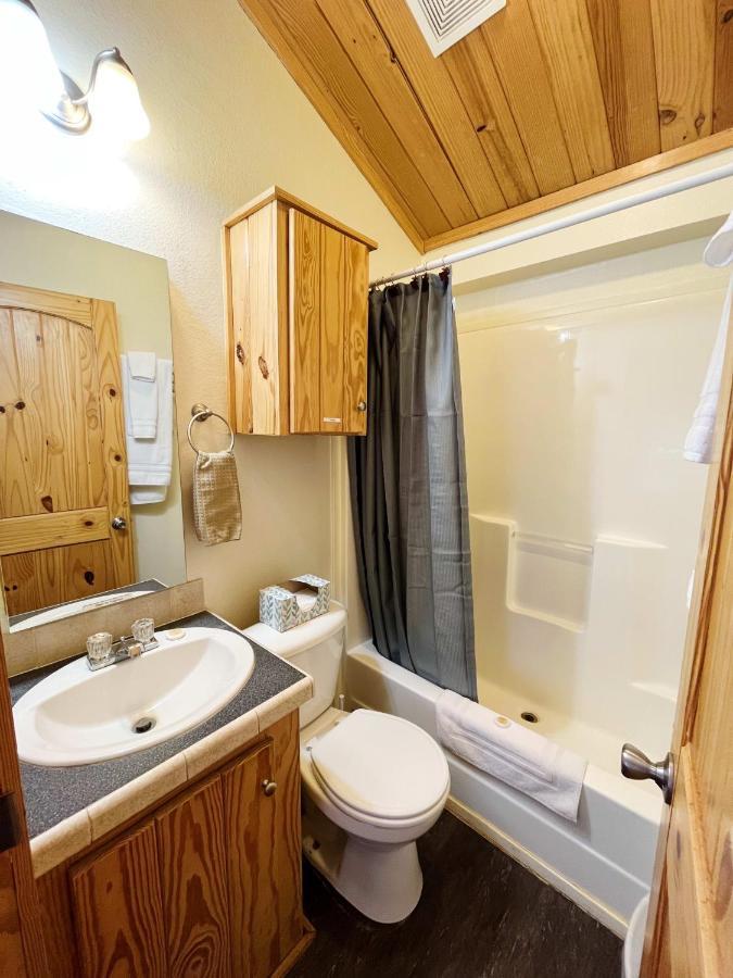 Sally'S Cabin Is A Quaint Two Bedroom Tiny Home Woodland Park Bagian luar foto