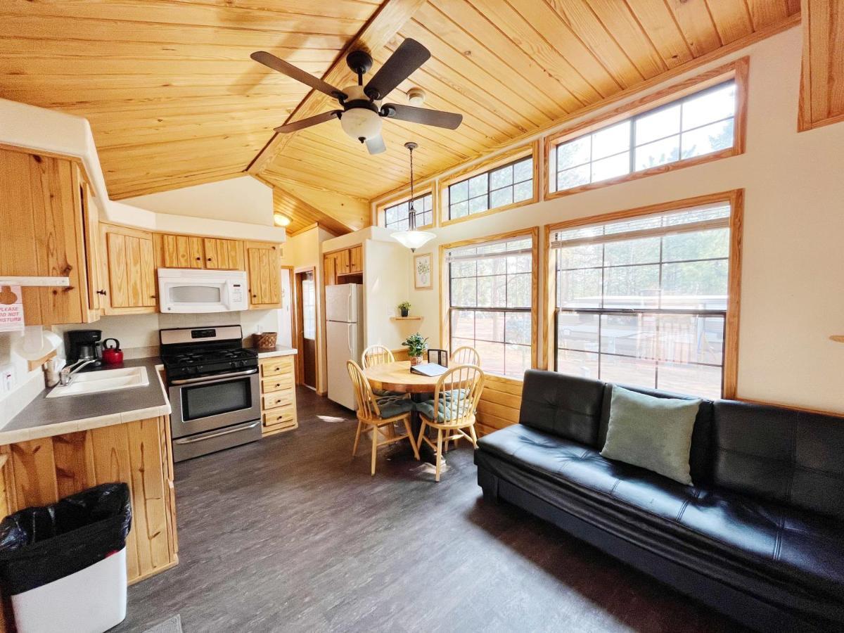 Sally'S Cabin Is A Quaint Two Bedroom Tiny Home Woodland Park Bagian luar foto