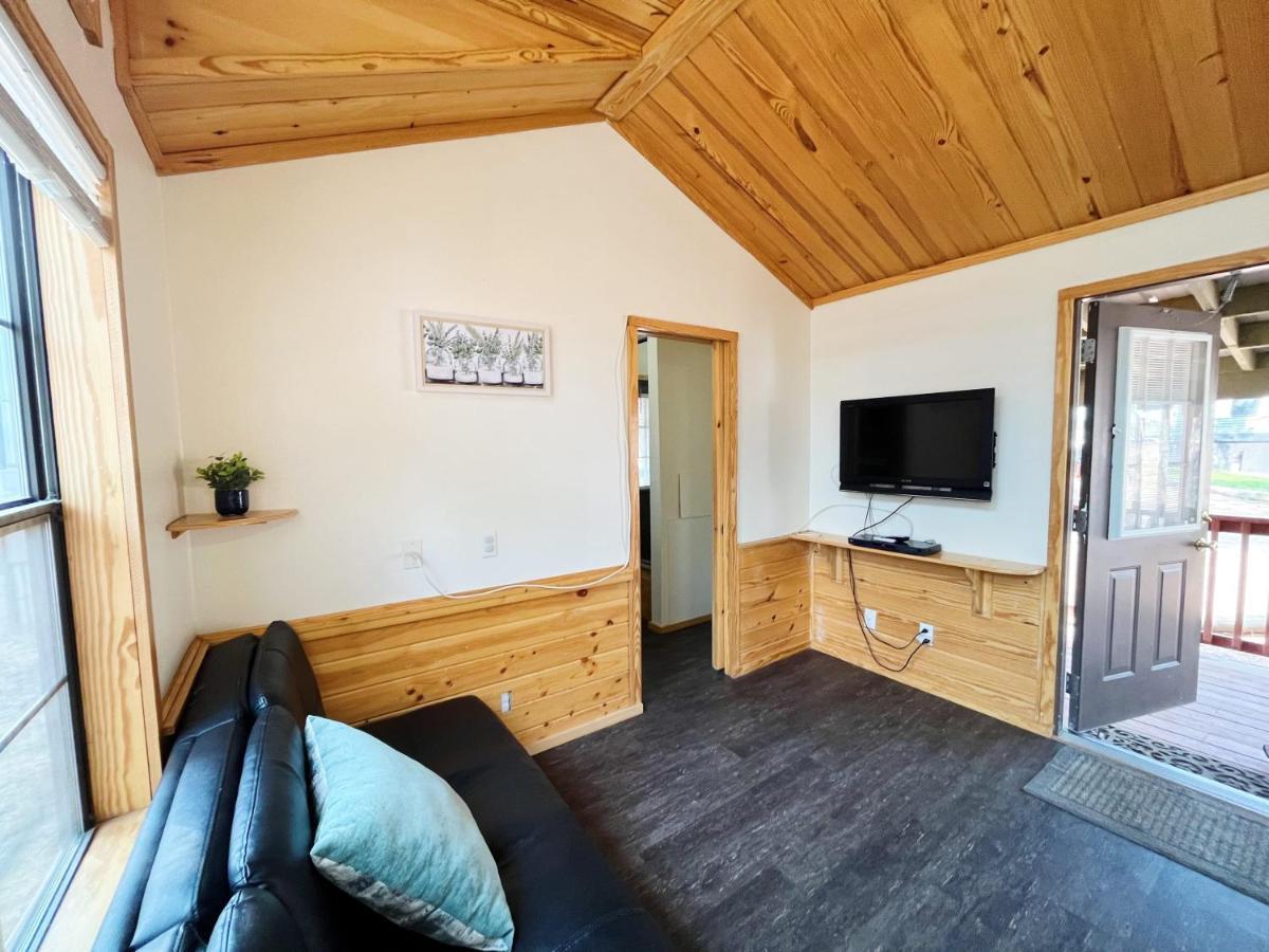 Sally'S Cabin Is A Quaint Two Bedroom Tiny Home Woodland Park Bagian luar foto
