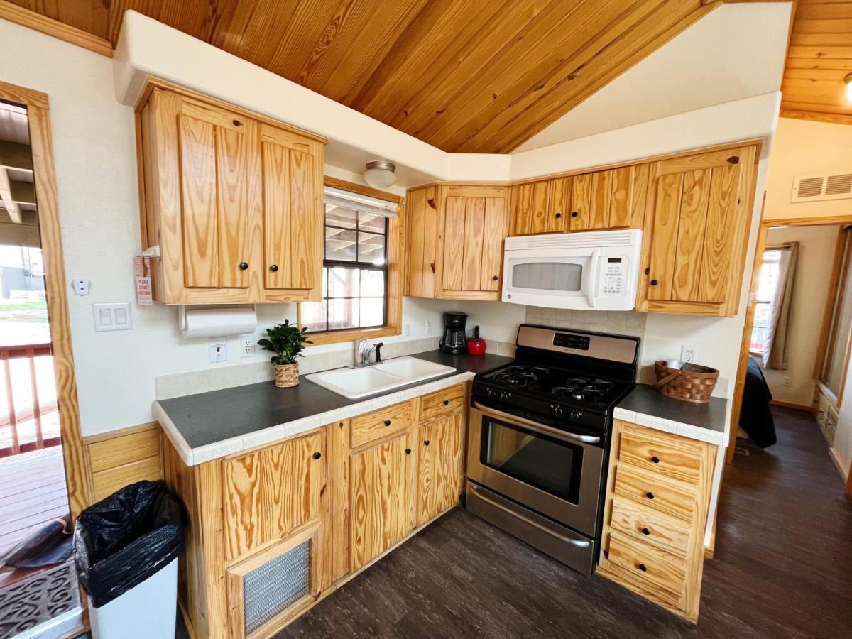 Sally'S Cabin Is A Quaint Two Bedroom Tiny Home Woodland Park Bagian luar foto